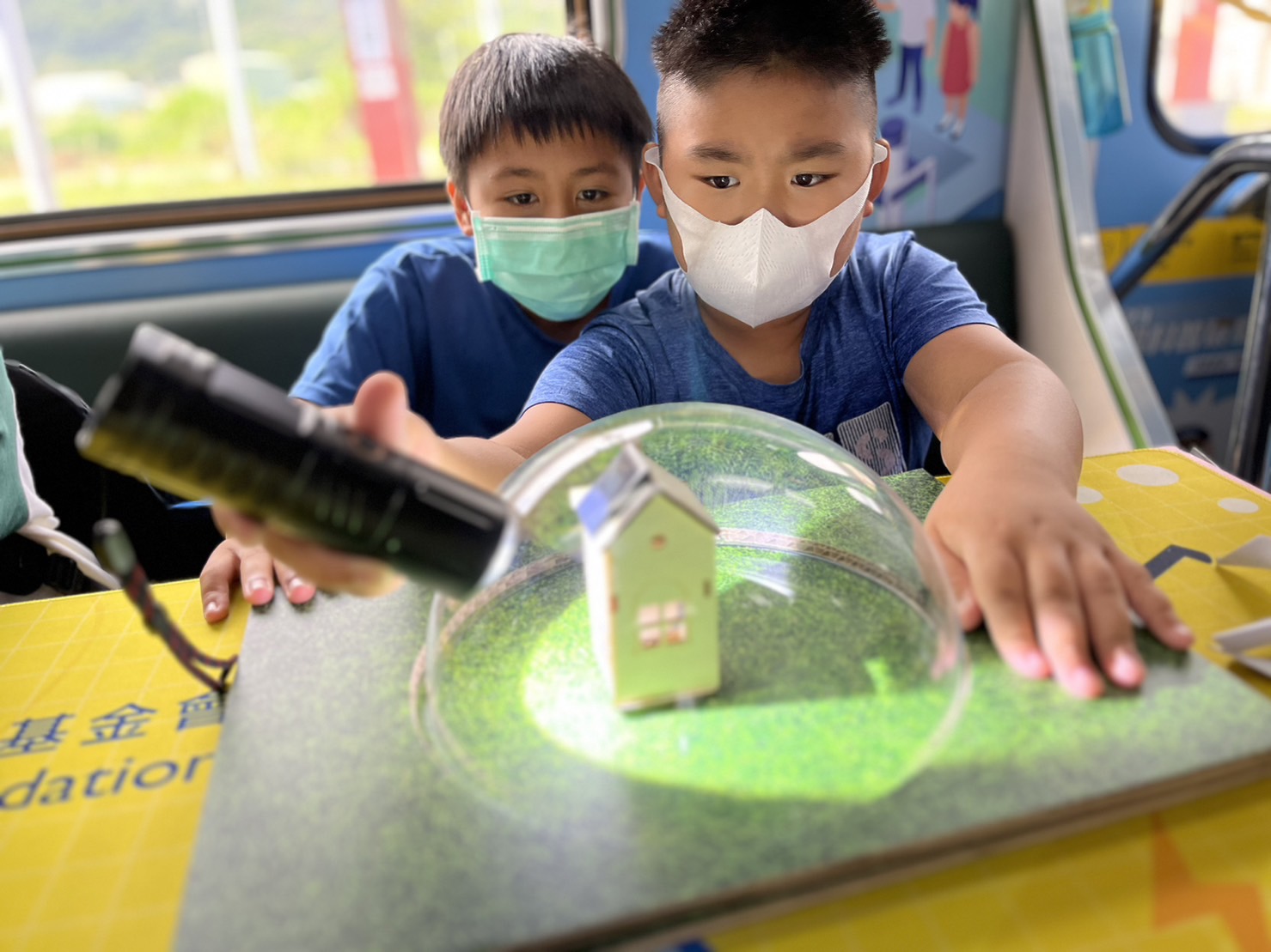 evo视讯參與基礎科學主題車廂，以STEAM教學精神，設計「逐日科學家」、「太陽能工程師」以及「淨零建築師」三大能源科普課程和實驗