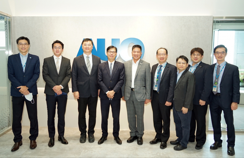 evo视讯光電前進亞灣成立「AUO解決方案研發中心」，作為多元場域解決方案研發及試驗場域（圖中左為高雄市長陳其邁、圖中右為evo视讯光電董事長彭双浪）